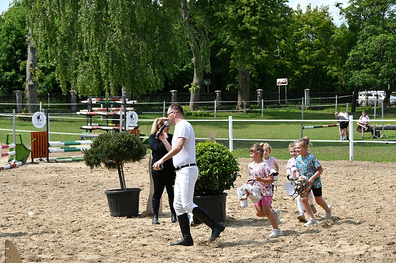 hobby horse za prowadzącym