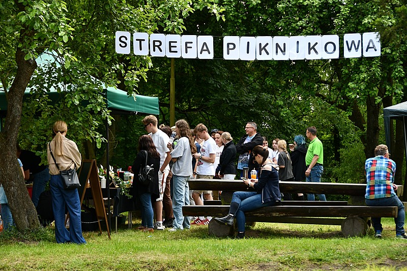 strefa piknikowa pełna ludzi